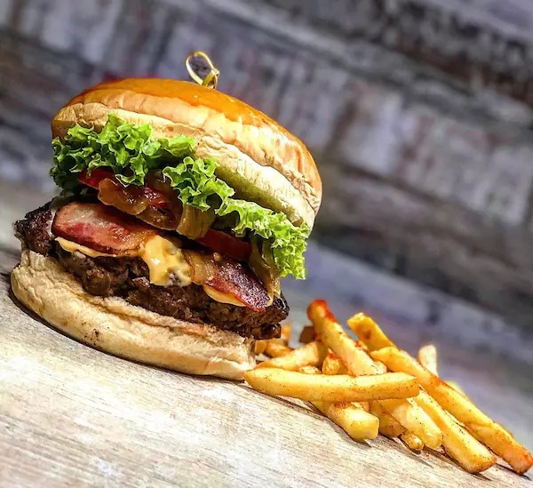 BURGER CHIPS + PAPAS + GASEOSA